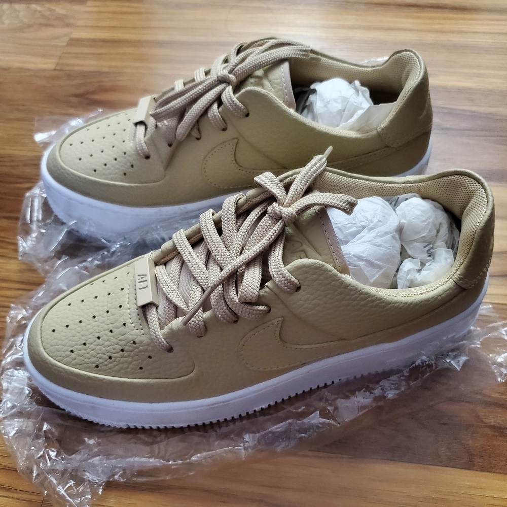 Nike Air Force 1 in Beige Leather